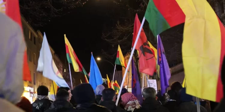 Ciwanên Kurd Li Hamburgê Êrîşên Li Ser Helebê Protesto Kirin