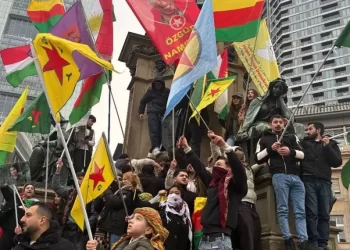 Meydanên Frankfurtê Ji Bo Rojava Qîriyan: “Em ê Rê Nedin Çeteyan!”