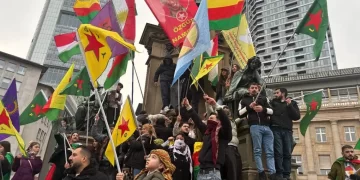 Meydanên Frankfurtê Ji Bo Rojava Qîriyan: “Em ê Rê Nedin Çeteyan!”