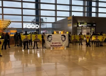 Ciwanên Marsîlyayê Balafirgeha Marignane Veguherandin Qada Xwepêşandanê!