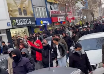 Polîsan Êrîşî Girseya Ku Li Wanê Ji Bo Rojava Dimeşiya Kir: Xwepêşandan Li Hemû Kolanan Belav Bûn