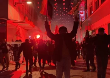 Ciwanên Li Munsterê Ber Bi Konsolosxaneya Tirk Ve Meşiyan: Rojava Rûmeta Me Ye!