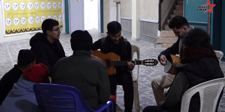 Ciwanên Qamişlo Bi Stranên Xwe Nobet Digirin
