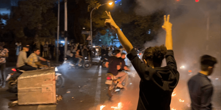 Agira Ku Nayê Tefandin: Jin û Ciwan Di Nav Şoreşa Azadîya Îranê De