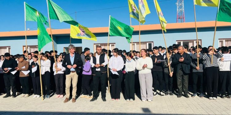 Mamoste û Xwendekaran Li Mexmûrê Roja Zimanê Dayikê Ya Cîhanî Pîroz Kirin