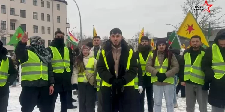 Ciwanên Kurd Li Berlînê Piştgiriya Xwe Ji Bo Rojava Nîşan Dan: 14 Rojên Xwepêşandanên Bênavber
