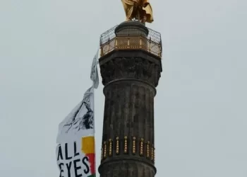 Li Siegessäule Ji Bo Kobanê Pankartêk Hat Daliqandin