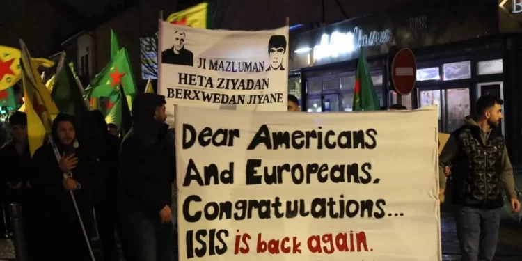 Li Parîsê, Bi Pêşengiya Ciwanan, Li Dijî Êrîşên Li Ser Rojava Meşek Hate Lidarxistin