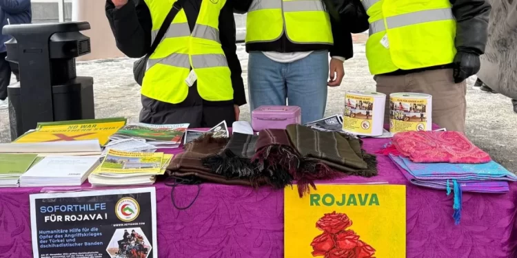 Ji Bo Protestokirina Êrîşên Dagirkeriyê Yên Li Ser Rojava Li Berlînê Standek Hate Danîn