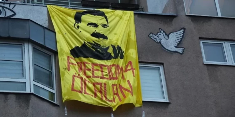 Meşa Bi Pêşengiya Ciwanan Li Berlînê: “Ji Rêber Apo Re Azadî, Ji Rojava Re Statu”