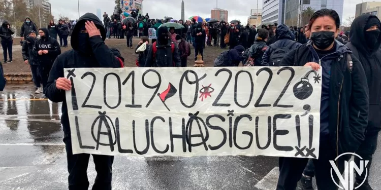 Şili’de binlerce genç alanlara aktı