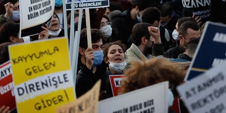 Boğaziçi Üniversitesi öğrencilerinin uzaklaştırma kararı kaldırıldı | Rektörlük: “Eylemler devam ederse tekrar uygularız”
