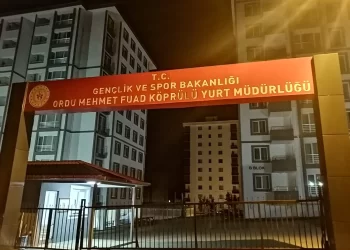 Ordu’daki bir KYK yurdunda, öğrenciler içindeyken asansör arızalandı