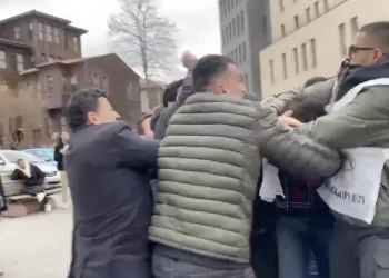 Vezneciler Metro girişi yakınlarında, KYK ile geçinemediklerini söyleyen ve bildiri dağıtan gençlere faşistlere saldırdı