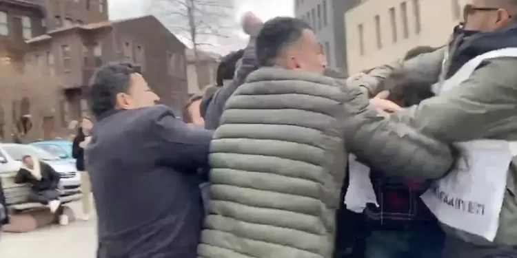 Vezneciler Metro girişi yakınlarında, KYK ile geçinemediklerini söyleyen ve bildiri dağıtan gençlere faşistlere saldırdı