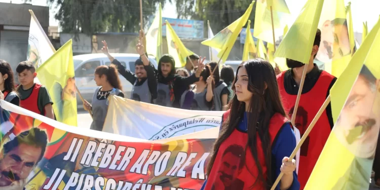 Yurtsever öğrenciler uluslararası komploya karşı uzun bir yürüyüş düzenledi