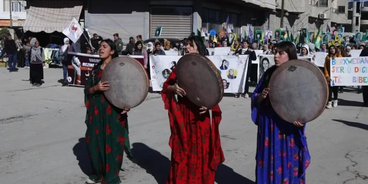 Bugün Rojava’nın her yerinde genç kadınlar meydanlara renk verdi