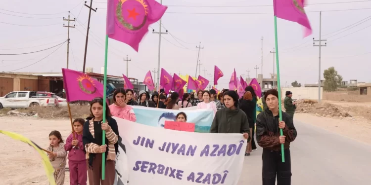 Şengalli genç kadınlar kadına yönelik şiddete karşı yürüdü