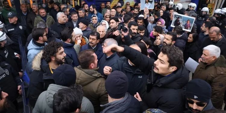 Wan’da açıklamaya polis saldırısı: 10’u gazeteci en az 39 gözaltı