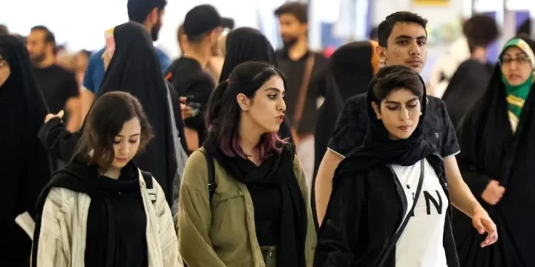 İran’da 300’ü aşkın kadın aktivist ‘Başörtü ve İffet’ yasasına karşı açıklama yaptı