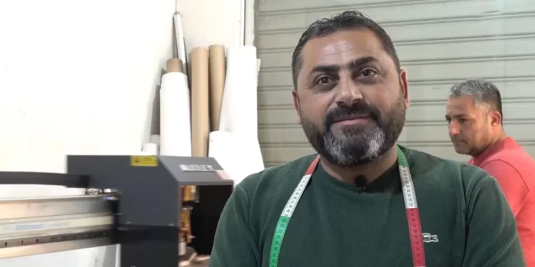 Rojava terzihanesi savaş cephelerine QSD kıyafetleri ve bayrakları gönderiyor