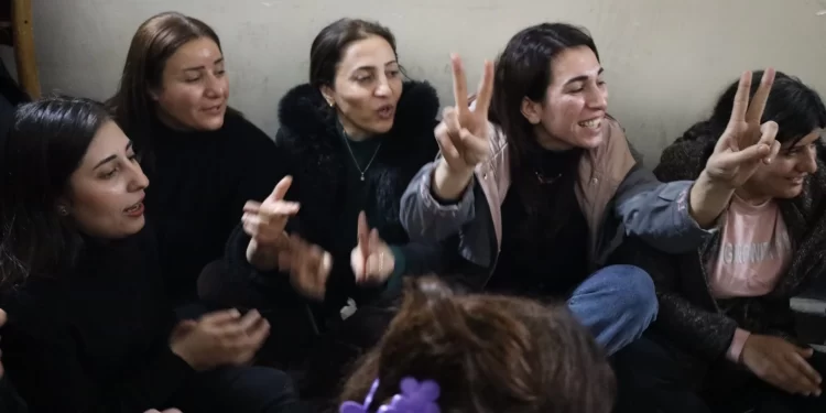 Kadınlar direnişlerinin 27. gününe “Jin Jiyan Azadî” sloganlarıyla başladı