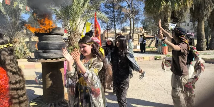 Hesekê’de öğrenciler Newroz ateşini yaktı