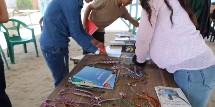Hesekê Genç Kadınlar Birliği üyeleri Önder APO’nun kitaplarını dağıttı