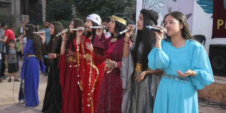 Genç kadınlardan Önder APO’nun özgürlüğü için sanat etkinliği