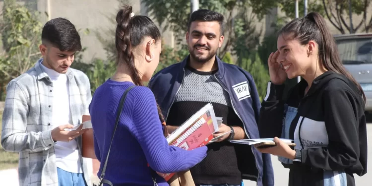 Rakka’da, Genç Kadınlar “Kom Bibe” Kampanyası Kapsamında Çalışmalarını Sürdürüyor