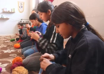 Rakka’da Genç Kadınlar Dikiş ve El Sanatları Atölyesi Başlattı