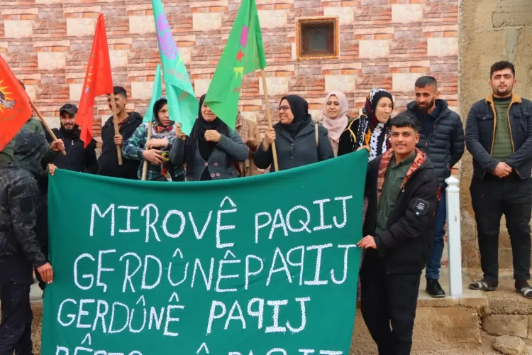 Qamişlo’da Tevgera Ciwanên Şoreşger ve Yekîtiya Jinên Ciwan Temizlik Kampanyası Başlattı