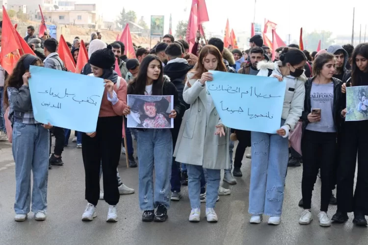 Halep’te Gençlerden Kitlesel Yürüyüş