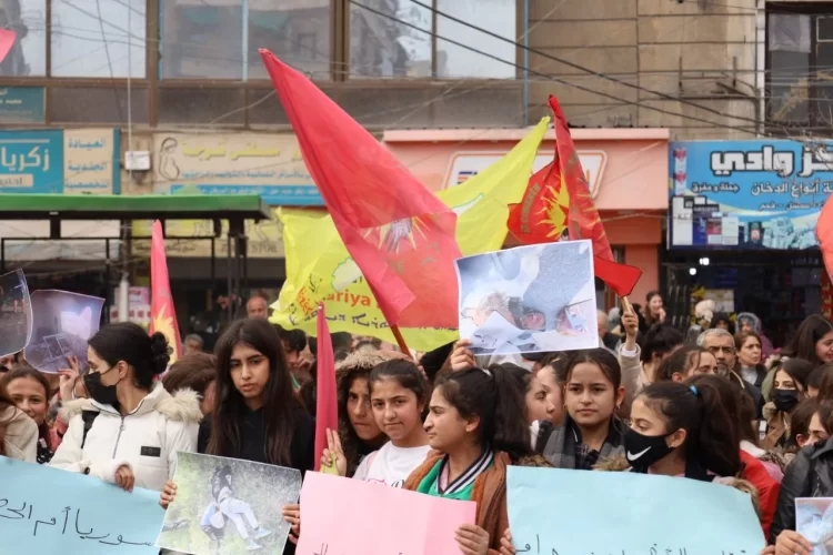 Halep’te Gençlerden Kitlesel Yürüyüş