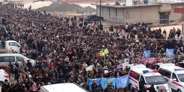 Kobanê’de On Binlerce Kişi Şehitlerini Uğurladı