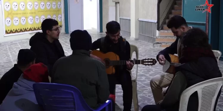 Qamişlo Gençleri Şarkılarıyla Nöbet Tutuyor