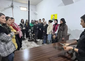 Kobanê’de Genç Kadınlar Silah Kullanmayı Öğreniyor