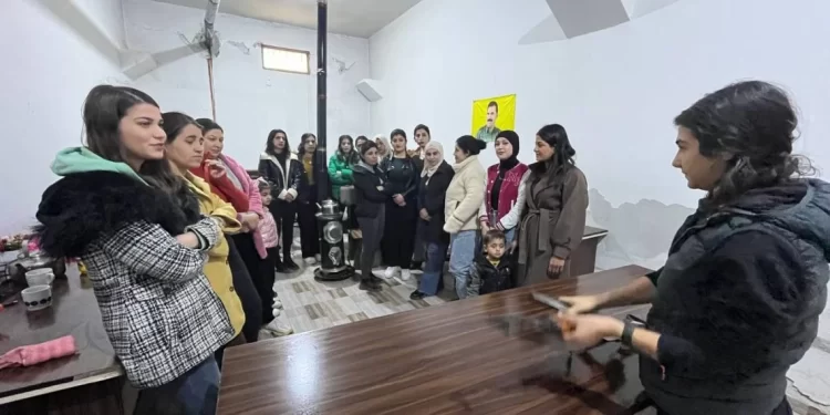Kobanê’de Genç Kadınlar Silah Kullanmayı Öğreniyor