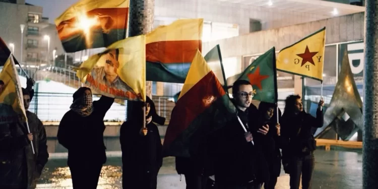 Portekizli Gençler Türkiye Büyükelçilikleri Önünde Protesto Düzenledi