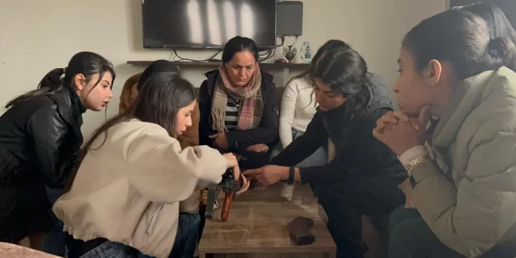 Kobani’deki Genç Kadınlara Mahalle Mahalle Silah Eğitimi Veriliyor