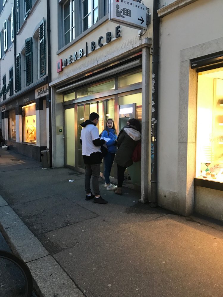 Tevgera Ciwanên Şoreşger ve Jinên Ciwanên Azad İsviçre’de bildiri dağıttı