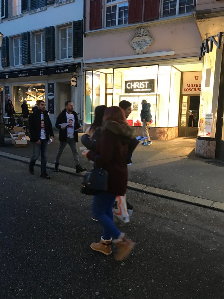 Tevgera Ciwanên Şoreşger ve Jinên Ciwanên Azad İsviçre’de bildiri dağıttı