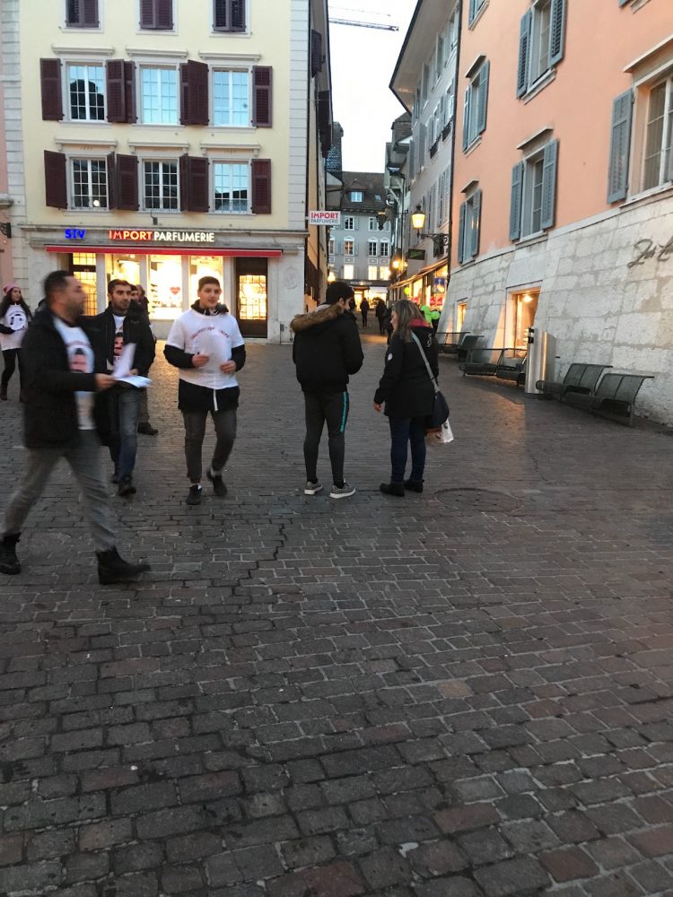 Tevgera Ciwanên Şoreşger ve Jinên Ciwanên Azad İsviçre’de bildiri dağıttı