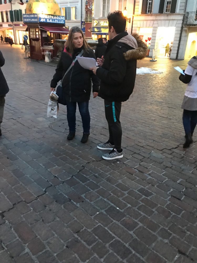 Tevgera Ciwanên Şoreşger ve Jinên Ciwanên Azad İsviçre’de bildiri dağıttı