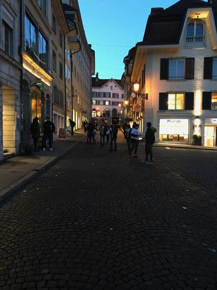 Tevgera Ciwanên Şoreşger ve Jinên Ciwanên Azad İsviçre’de bildiri dağıttı