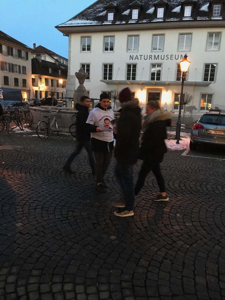 Tevgera Ciwanên Şoreşger ve Jinên Ciwanên Azad İsviçre’de bildiri dağıttı