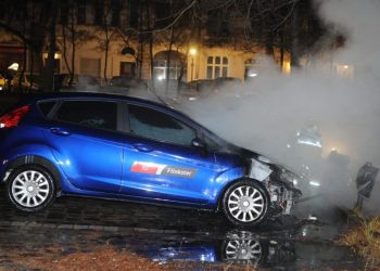 Enternasyonal gençlerden Rojavadaki saldırılara karşı eylem : 2 araç ateşe verildi