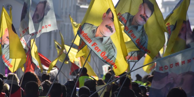 Gençler ve enternasyonalistler Fransa’da Halklar Önderi için yürüyor