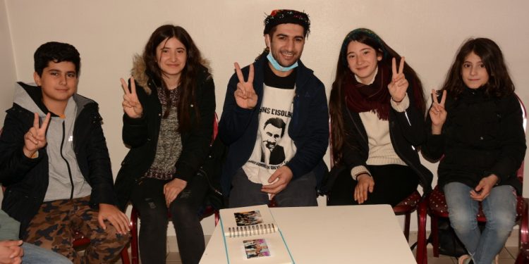 Jinên Ciwanên Azad üyeleri Strasbourg eylemcilerini ziyaret etti