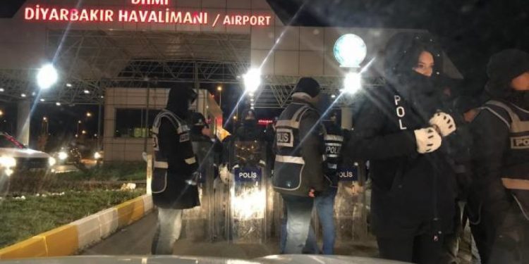 İşgalci Türk polisleri Zülküf Gezen’in cenazesini kaçırarak, Amed’e getirdi